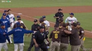 大谷翔平も早々に“参戦” 死球を巡って大乱闘寸前…「ヤバいな」「こりゃあかん」たまらず争いの輪に駆け寄る瞬間