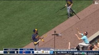 「やめるんだ！」カブス戦で珍事…打者のバットがネットに挟まる→よじ登って奪取した観客が一時退場 球場ブーイングも“再登場”に大歓声「英雄が戻ってきた」