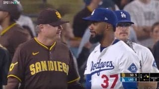 ウソでしょ…！？ 大乱闘中に激怒している監督に近づいて…“驚きの行動”が話題に「すげえなw」「プロ中のプロ」ド軍テオスカーに称賛の嵐