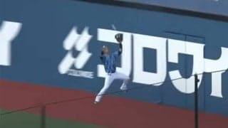 フェンス恐れぬ“爆走美技”　投手諦め→6秒後に歓喜…場内ボルテージ爆上がり「痺れた」