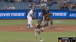 もうワケわからん！ 緊急登板の松井裕樹に“謎のハプニング”「ウソでしょw」「こんなことある？」予想外すぎる珍光景が話題に