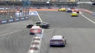 「あっぶねえ！」コース中央でカムリがドーナツターン！？ ギリギリ回避も解説者が注意喚起「逆走ですよ」