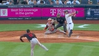 そこ投げるか…！？ 菅野智之に“打者ドン引き”「メンタル強すぎ」真ん中高めに“魔球”スイーパー→ヤ軍怪力男が“マン振り三振”