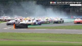 一体、何が？車がぶつかりまくる大混乱→突如順位を譲る“まさかの再スタート”にファン騒然「すごいショートカットw」
