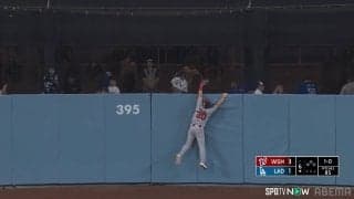 ホームランキャッチを回避！ド軍捕手・スミスのギリギリ弾に「うお危ねえ！」「グラブ当たってたｗ」の声 打った本人も“ホッ”の一発