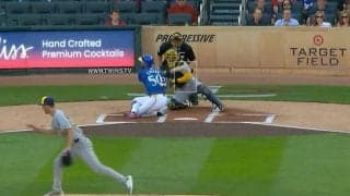 何が起きた？ 新怪物の超魔球で“衝撃のハプニング”…まさかの光景「えげつない軌道」「どんだけw」 曲がりすぎるボール→マン振りで“尻もち三振”