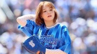 ミニスカで美女が“豪快投球”　強風でユラユラと…ファンも「ひらりとした瞬間ドキッって」