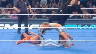 失敗した？ 100キロ超え女子レスラーが相手にダイブ→間に合わずひざが“ぐにゃり”で物議…「今の絶対痛いだろ」本人は試合後に釈明も