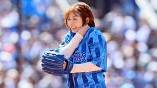 「愛らしさが変わらない！」横浜スタジアムに降り立った＂奇跡の33歳＂が話題、はにかみ笑顔もまた…「ずっと見ていられる」