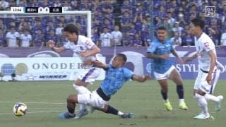 「レッドだろ！」強烈\"蟹挟みタックル\"炸裂でスタジアム騒然→小競り合いに「ガッツリ行ったな」危険過ぎるスライディングにファンから大ブーイング