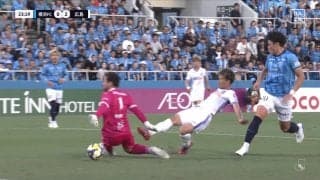 「今のミスきついね」ファン落胆…DF2人の連続エラーで相手FWにアシスト→痛恨失点の瞬間「水撒いてる影響？」