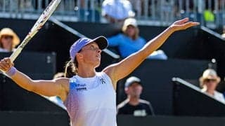  ツアー通算300勝達成し8強 