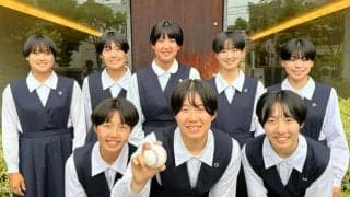 開幕試合の始球式に和歌山信愛ソフトテニス部　高校野球和歌山大会