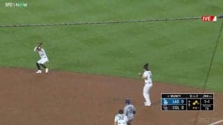 「こんなことが」ドジャース戦で珍事…突然の豪雨→平凡なフライが“まさかの事態”を引き起こす 山本由伸には「超幸運な」援護点に