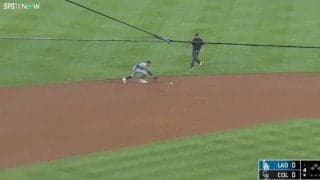 もうワケ分からん！ ド軍ベッツに爆速ゴロ…“まさかの光景”「エグすぎる」スゴい体勢で“神キャッチ”してしまう「身体能力ハンパない」