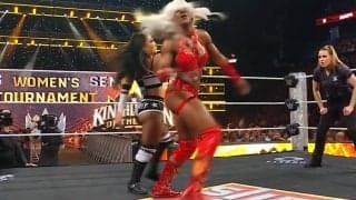 小柄な美女レスラー、筋肉女子に衝撃ビンタ まさかの奇襲に女子レフェリーもドン引き