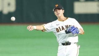 理解不能の体幹バランス…仰天の“大の字”プレー　桑田2軍監督も思わず拍手の「絶品守備」