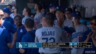 「デコピン！」大谷翔平、28号弾でド軍ベテランと大はしゃぎ！ ベンチで一瞬捉えたお茶目すぎるポーズに“ほっこり”