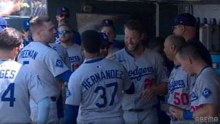 ド軍カーショー、降板直後の“舞台裏” ベッツがハイタッチ＆フリーマンも熱い抱擁…ナインの敬意が滲んだ一幕