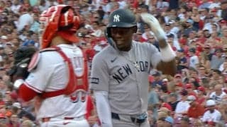 何が起きた…？ ブチギレ退場騒動後に“因縁の相手”に話しかける「怖すぎる」「どんな表情」 ヤ軍の問題児の“予想外の行動”が話題に