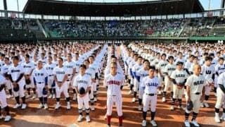高校野球愛知大会、3年ぶりに屋外で開会式　45校が夕日の下で行進