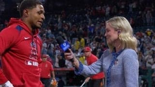 何が起こった？ 女性レポーターにハプニング…“まさかの展開”「またかよw」「逃げて！」 危機一髪… インタビュー中に大ピンチ