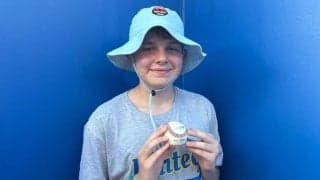 滝に飛び込んだ大谷HR　係員が“救出”→ゲットした13歳少年大はしゃぎ「取ったぞ！」