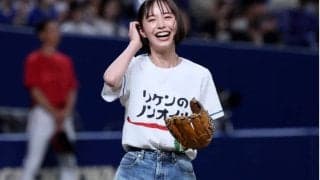 「なんてTシャツに書いてあるの？」バンテリンに降り立った＂才色兼備＂な美女による異例の始球式が話題　「笑顔がまぶしすぎます！」