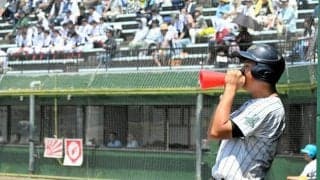 ベンチには自分一人　相棒の赤いメガホンと戦い抜いた「最高の夏」