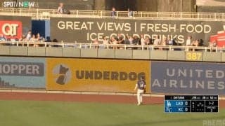 「ちぇっ」大谷翔平、特大29号に外野手“確信がっかり”リアクション…打球を見送り→フェンス蹴りの瞬間