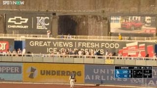 大谷翔平の“珍ホームラン”に観客が呆然リアクション…まさかの場所を不思議そうに覗き込む一幕