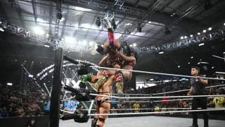 何が起こった？ ムキムキすぎる“超怪力”女子が大暴れ…屈強ライバルを“3人まとめて”ぶん投げる人間離れの大技にファン騒然