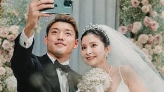 ｢こんな美しい新婦おる？｣“ド派手挙式”の日本代表MF堂安律、お色直しの“真紅のドレス”が似合う美人妻の腰を抱き寄せ！ラブラブ動画公開