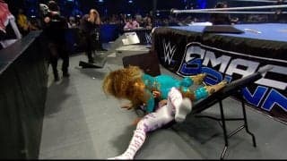 「お前がドン引きするんかい」120キロ超え女子レスラー、金髪美女ごと“テーブル真っ二つ”危険ダイブ→まさかの展開に“顔芸連発”リアクション