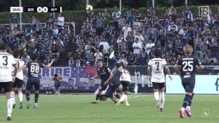 大丈夫か？衝撃の顔面着地にスタジアム騒然「もうやめてくれ」「怖い落ち方」空中戦でバランスを崩し顔から地面に激突した瞬間