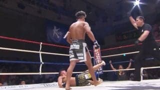 “大の字”ダウンの相手に挑発行為 「輩感がスゴイw」「さすがにそれは…」KO決着でファン困惑の一コマ