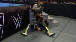 大丈夫か？ 人気日本人女子レスラーが悶絶…王者の強烈なひざ蹴り→鉄階段と“板挟み”危険な一撃に「危ない」「怪我するぞ」