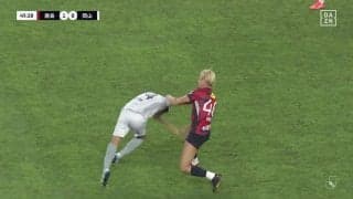 「ぶん投げたぞ」鈴木優磨、競り合いで首元掴み投げ飛ばしも“カードなし”でファンから異論噴出「さすがに無茶苦茶よ」