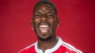 ｢おかえりキング｣ギャップが可愛い♡モナコ加入の元フランス代表MF、黒サングラスのクールな私服姿の手には世界的ブーム｢ラブブ｣が！