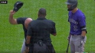 ふざけるなよ！“退場連発の審判”にブチギレ！「これは酷い」「退場早すぎ」 “疑惑の判定”に猛突進→色々ぶん投げまくって大激怒