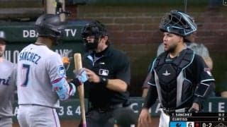 あわや乱闘勃発！ 打者がフルスイング→いきなり“一触即発”「キレすぎ」「怖っ」 捕手と口論→両軍総出の緊急事態に