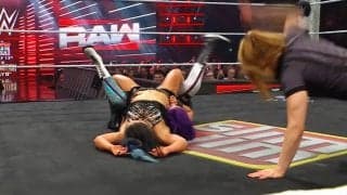 女子プロレス、丸め込みで“まさか”の珍事 怒りの選手がレフェリーに詰め寄って会場騒然 場外乱闘も勃発