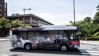500万回再生を記念したレッドブル×ロバンペラのラッピングバスが青森・弘前で運行開始