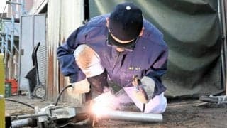 野球道具を自作する高校球児　練習終わりに溶接、難関国家資格も取得