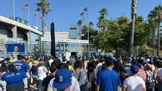 「売ってくれ」「200ドルでどうだ」　ド軍ワンピースグッズで競売勃発…“大谷超え”の異常な熱気