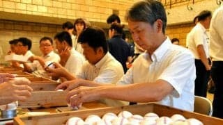 甲子園で使う2千球超を点検　審判委員が規定外は「アウト」に