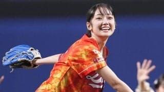 黒髪ポニテふわり…21歳美女が「かんわいい」　豪快投球→まさかの絶叫も「ナイス」