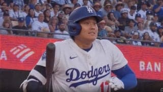 何が起きた？ 大谷翔平がビックリ… 爆速打球でハプニング「どうした」「面白すぎ」 コロコロ変わりまくる“表情”が話題に