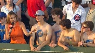 「放送事故？w」女性レポーターの横に“まさかの珍光景”… 突如現れた“上裸の大応援団”に球場騒然「人数多すぎ」