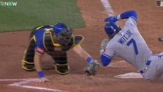 ワケわからん！ 体勢がおかしい“非現実的スライディング”「ヤバすぎ」「見たことない」 捕手ドン引き… 天才打者ウィットJr.の“神生還”が話題に